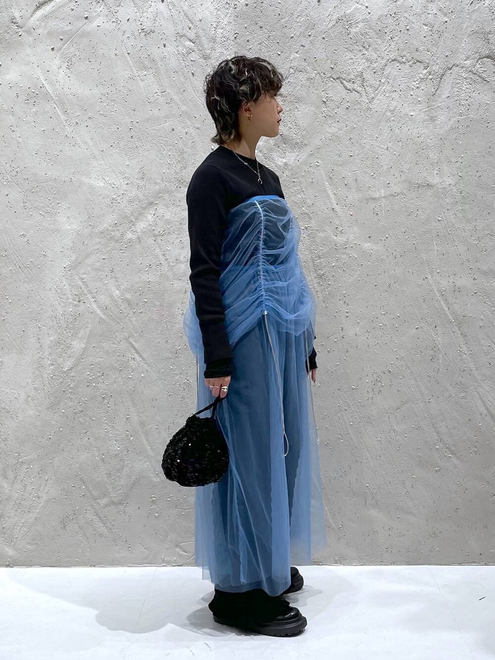 ブラック系のその他シューズ、ブラック系のニット/セーター、ブラック系のその他パンツを着用したレディースの秋コーディネートの4枚目の写真