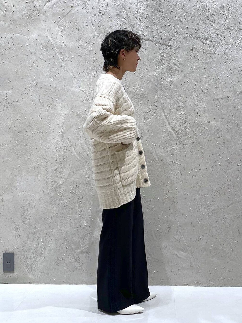 ホワイト系のブーツ、ホワイト系のカーディガン/ボレロ、ブラック系のその他パンツを着用したレディースの秋コーディネートの4枚目の写真