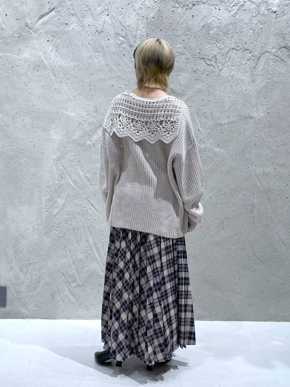 ブラック系のブーツ、その他のスカート、ホワイト系のニット/セーターを着用したレディースの冬コーディネートの4枚目の写真