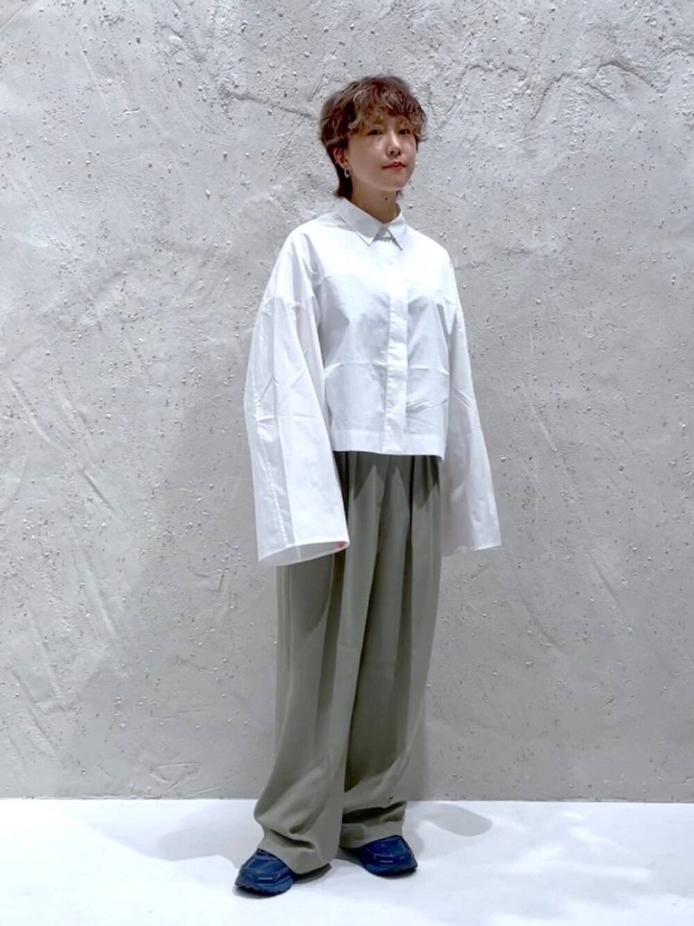 グリーン系のスラックス、ホワイト系のシャツ/ブラウスを着用したレディースの夏コーディネートの5枚目の写真