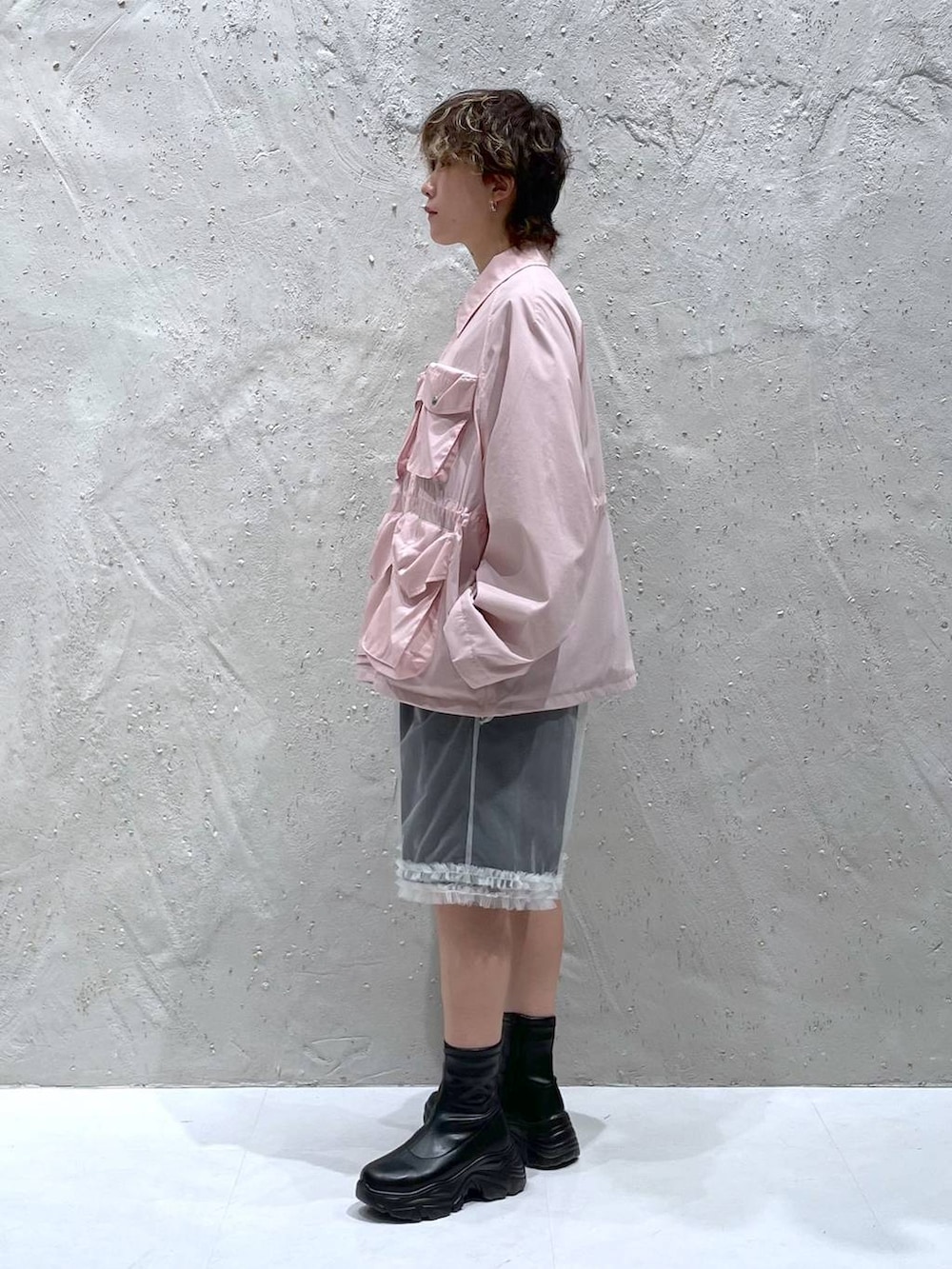 ピンク系のブルゾン、グレー系のその他パンツ、ホワイト系のその他パンツを着用したレディースの秋コーディネートの4枚目の写真