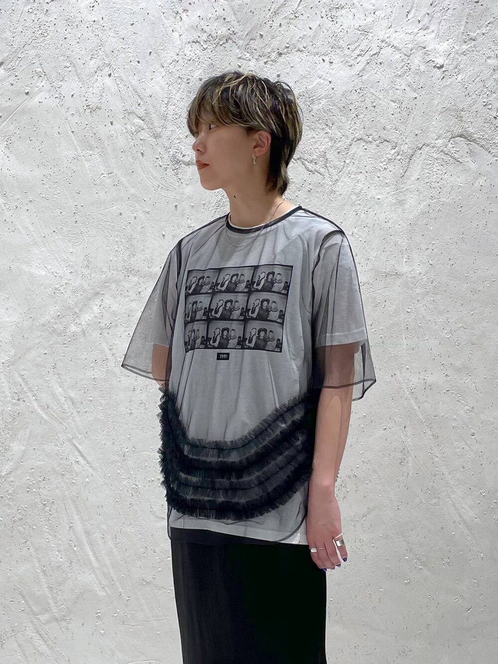 ブラック系のワンピース、ブラック系のスニーカー、ブラック系のシャツ/ブラウスを着用したレディースの夏コーディネートの6枚目の写真