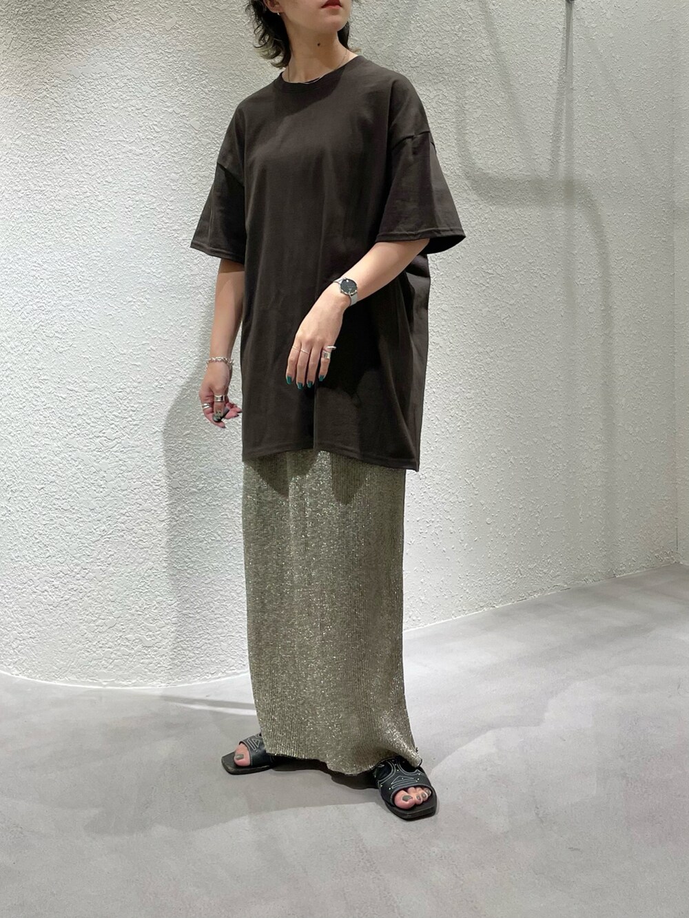 ベージュ系のスカート、シルバー系のブレスレットを着用したレディースの夏コーディネートの4枚目の写真