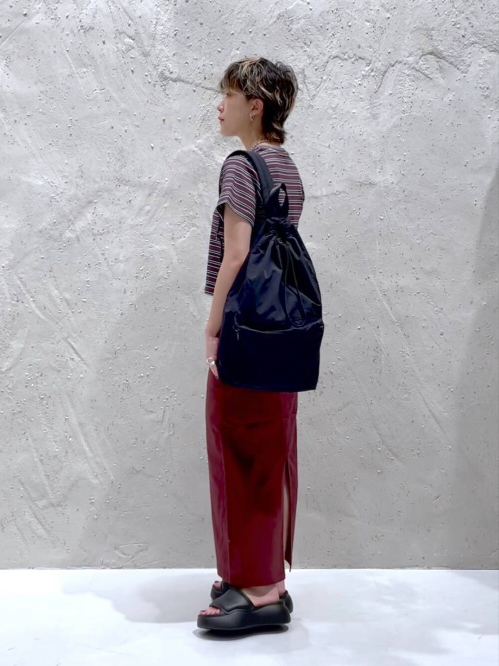 ブラック系のサンダル、ブラウン系のスカート、ブラウン系のTシャツ/カットソーを着用したレディースの夏コーディネートの2枚目の写真