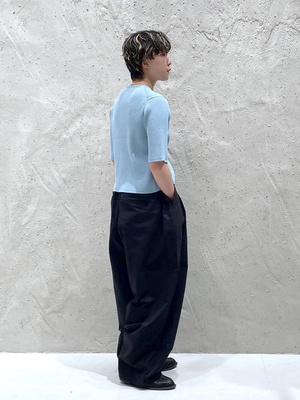 ブルー系のカーディガン/ボレロ、ブラック系のその他パンツを着用したレディースの春コーディネートの2枚目の写真