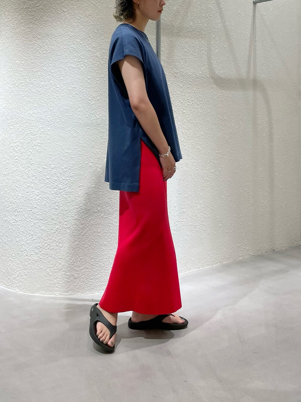 ブルー系のワンピース、レッド系のスカート、ブラック系のサンダルを着用したレディースの夏コーディネートの3枚目の写真