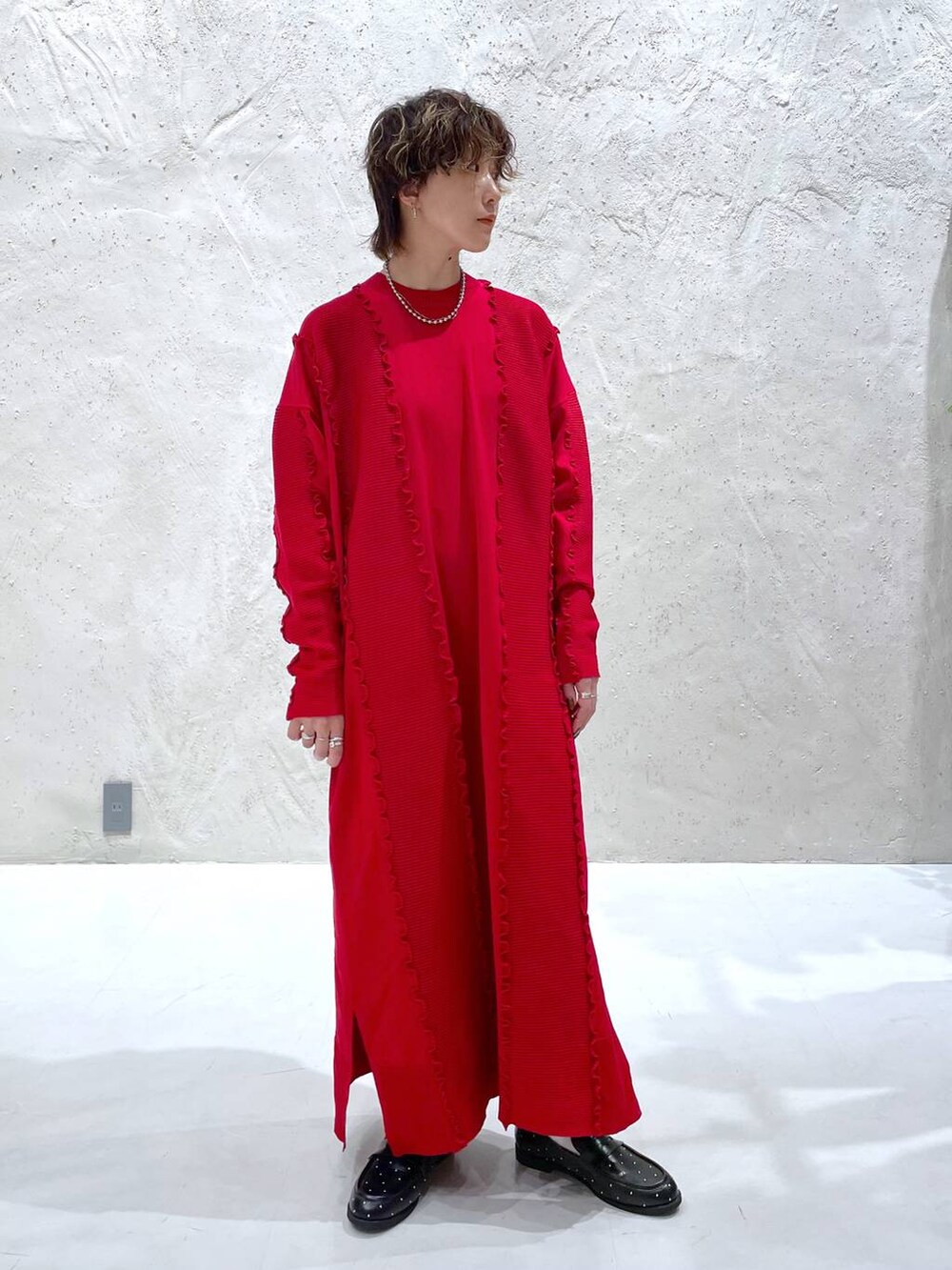 ブラック系のローファー、レッド系のワンピースを着用したレディースの秋コーディネートの5枚目の写真