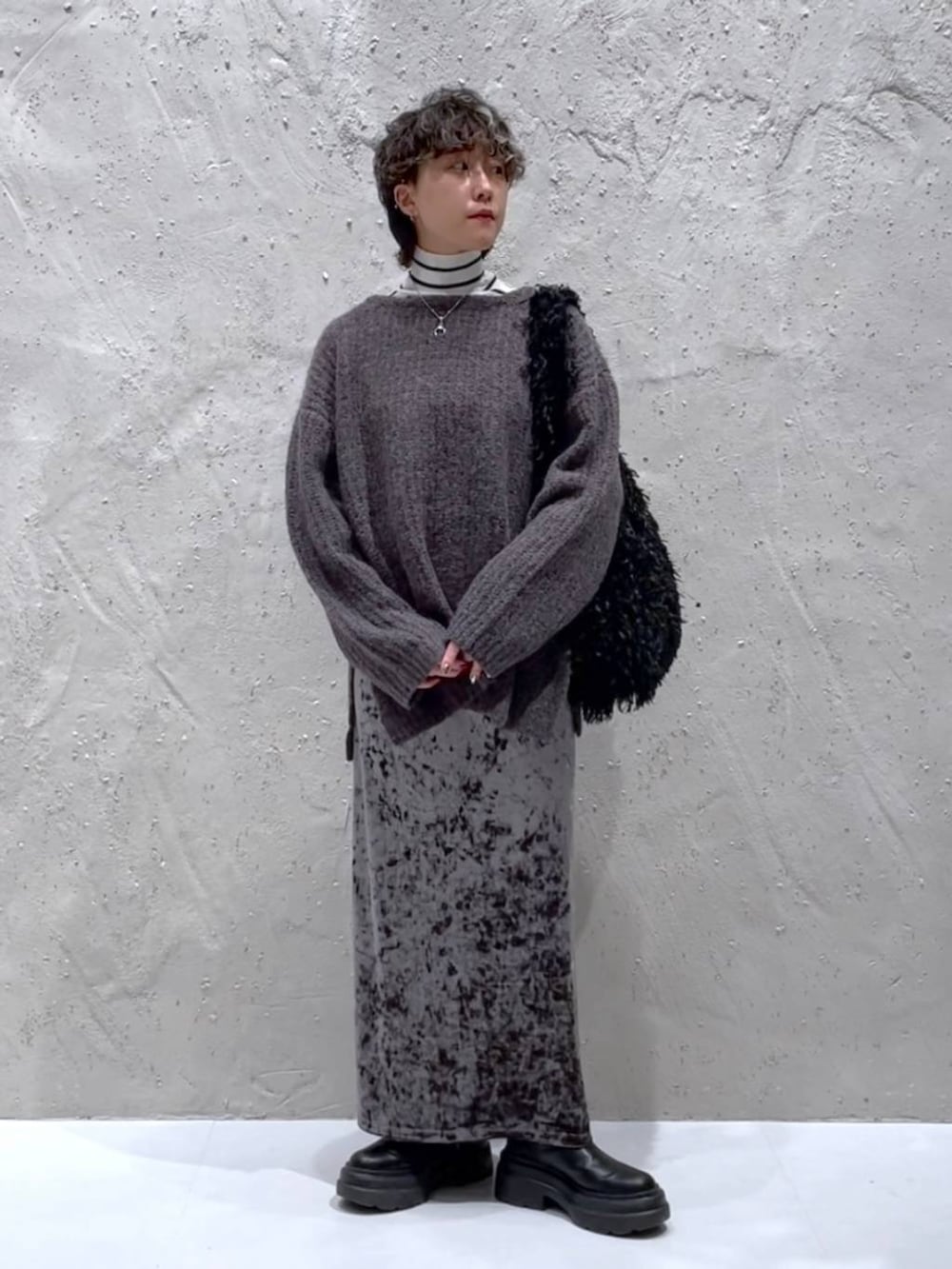 グレー系のワンピース、グレー系のニット/セーター、グレー系のTシャツ/カットソーを着用したレディースの冬コーディネートの4枚目の写真