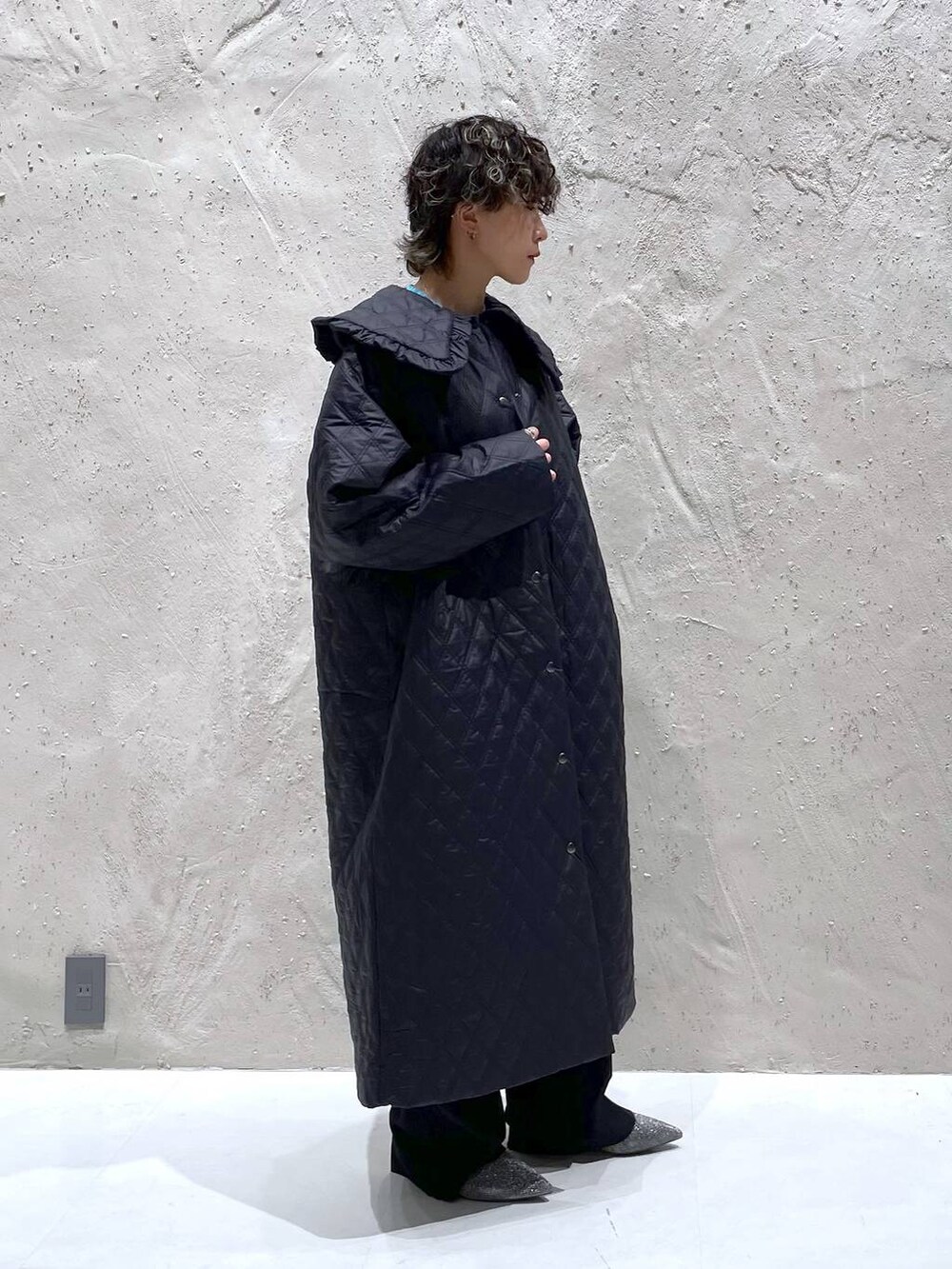 ブルー系のニット/セーター、シルバー系のブーツ、ブルー系のその他パンツを着用したレディースの秋コーディネートの4枚目の写真