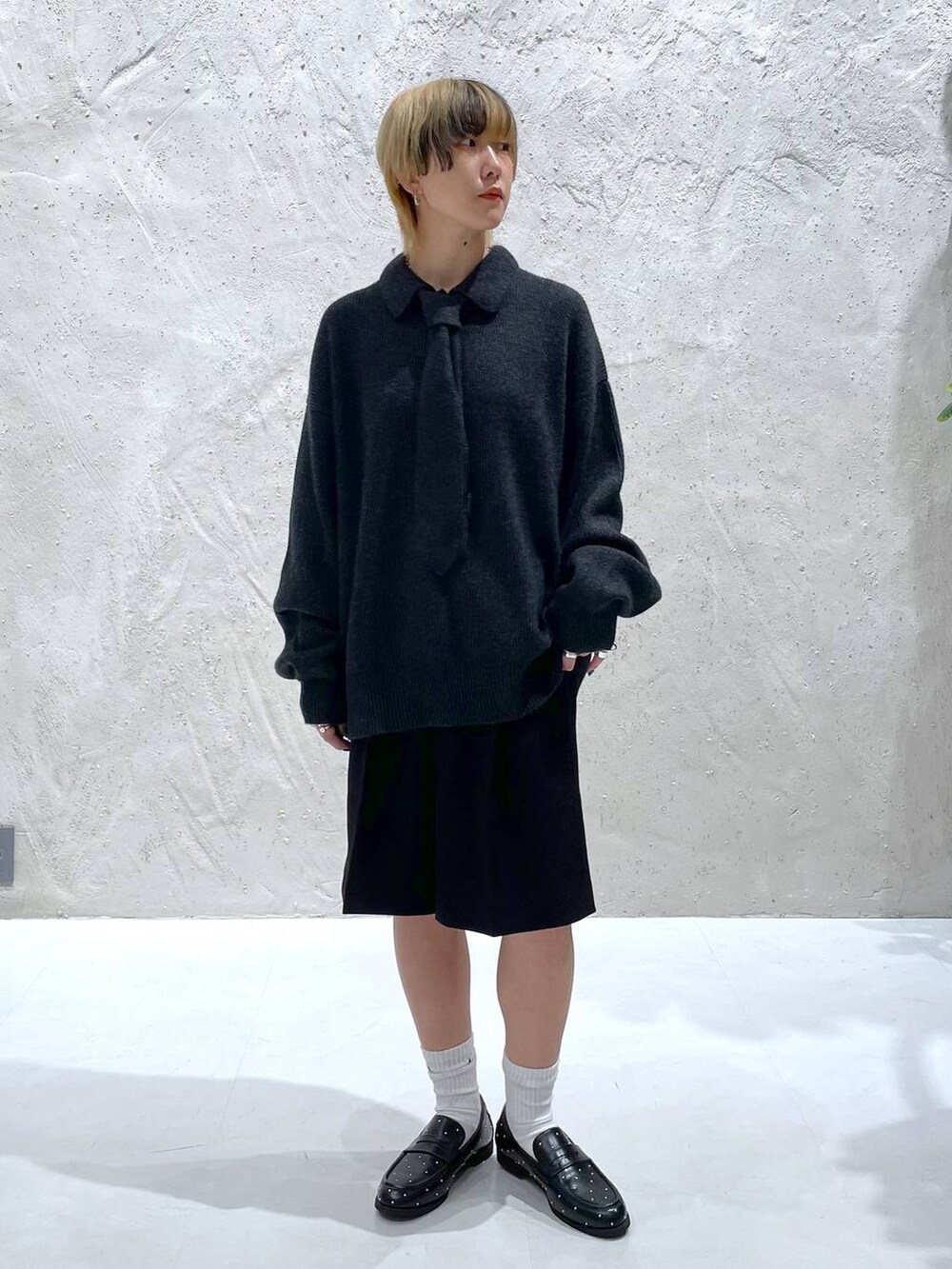 ブラック系のその他パンツ、ブラック系のローファー、グレー系のニット/セーターを着用したレディースの秋コーディネートの6枚目の写真