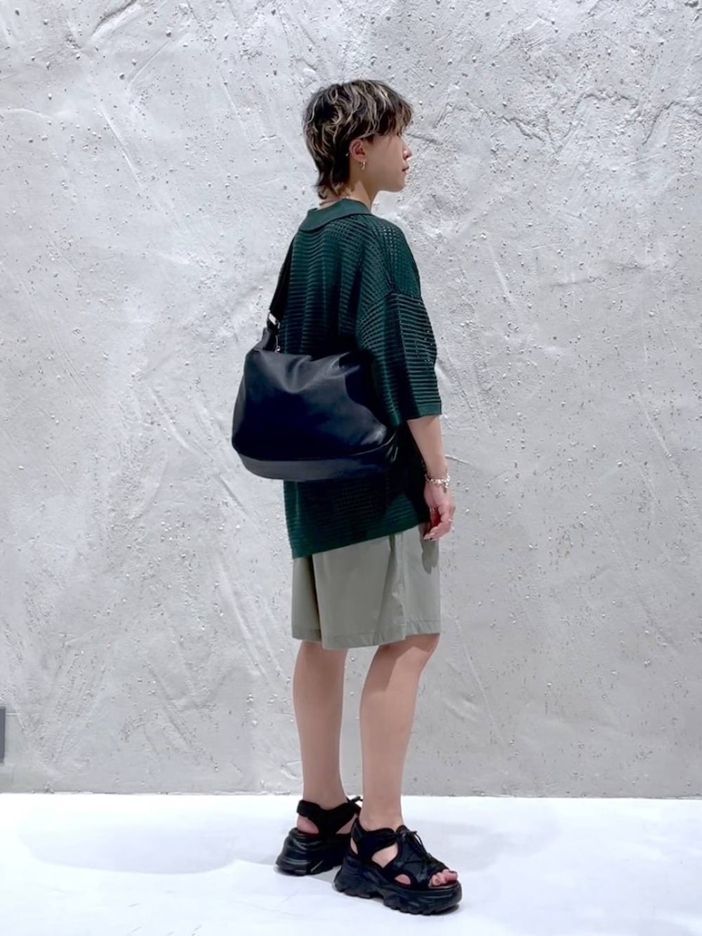 ブラック系のサンダル、グレー系のその他パンツ、ブラック系のショルダーバッグを着用したレディースの夏コーディネートの4枚目の写真