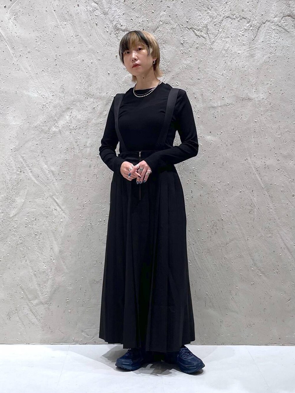 ブラック系のスカート、ブラック系のTシャツ/カットソーを着用したレディースの秋コーディネートの5枚目の写真