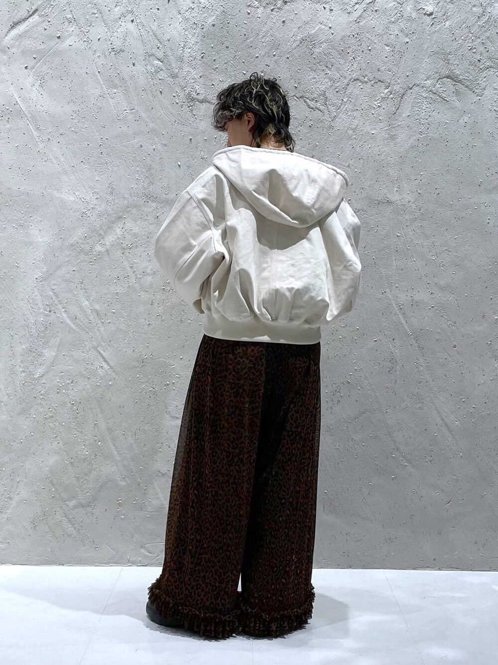 ホワイト系のブルゾン、その他のその他パンツ、グレー系のTシャツ/カットソーを着用したレディースの春コーディネートの3枚目の写真