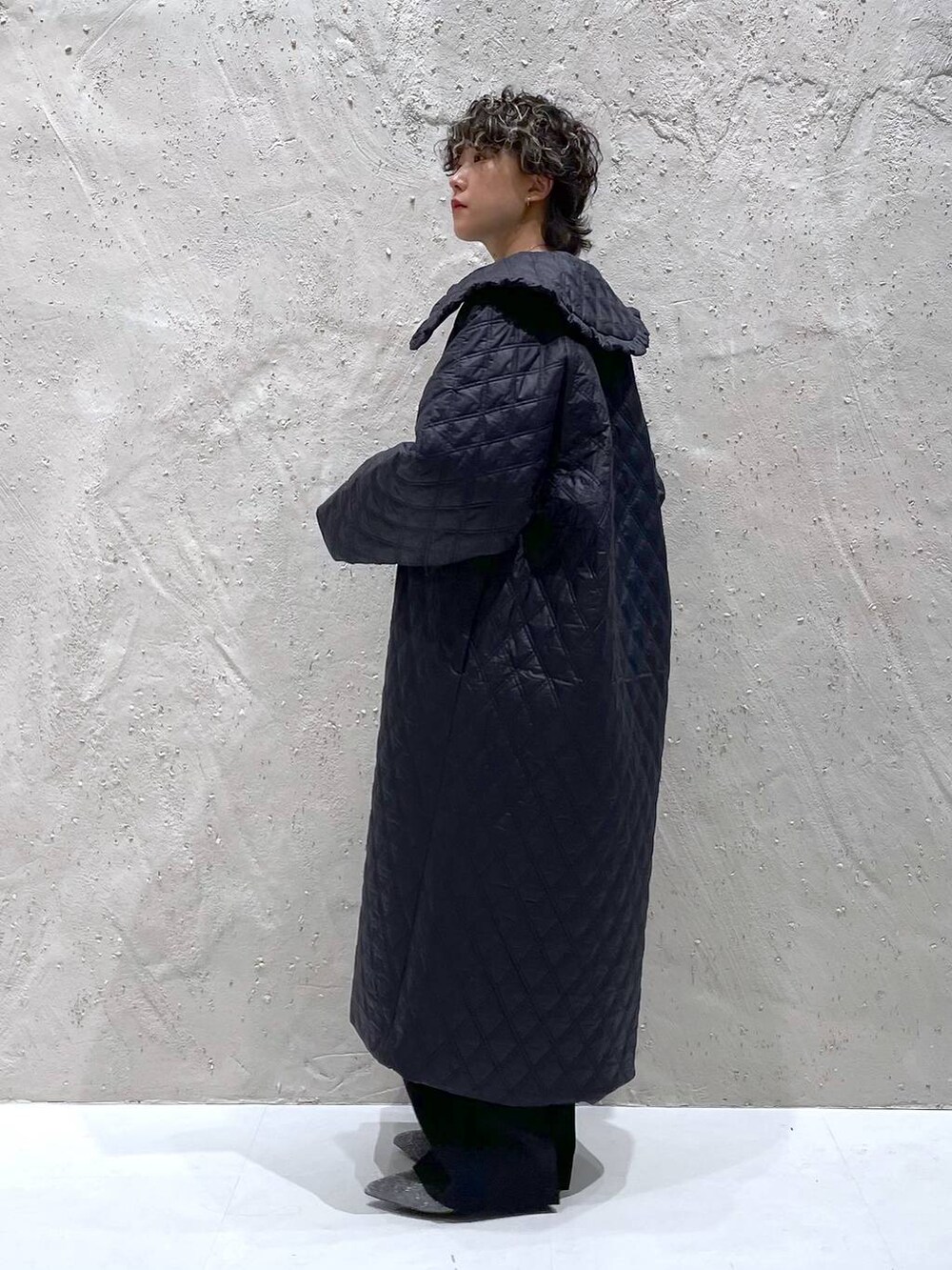 ブルー系のニット/セーター、シルバー系のブーツ、ブルー系のその他パンツを着用したレディースの秋コーディネートの2枚目の写真