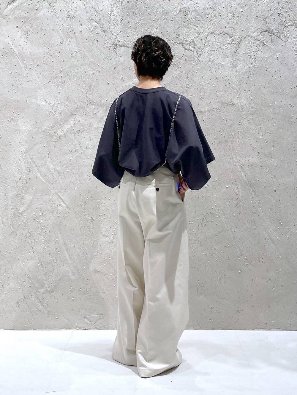 シルバー系のその他トップス、ベージュ系のその他パンツ、グレー系のTシャツ/カットソーを着用したレディースの春コーディネートの3枚目の写真