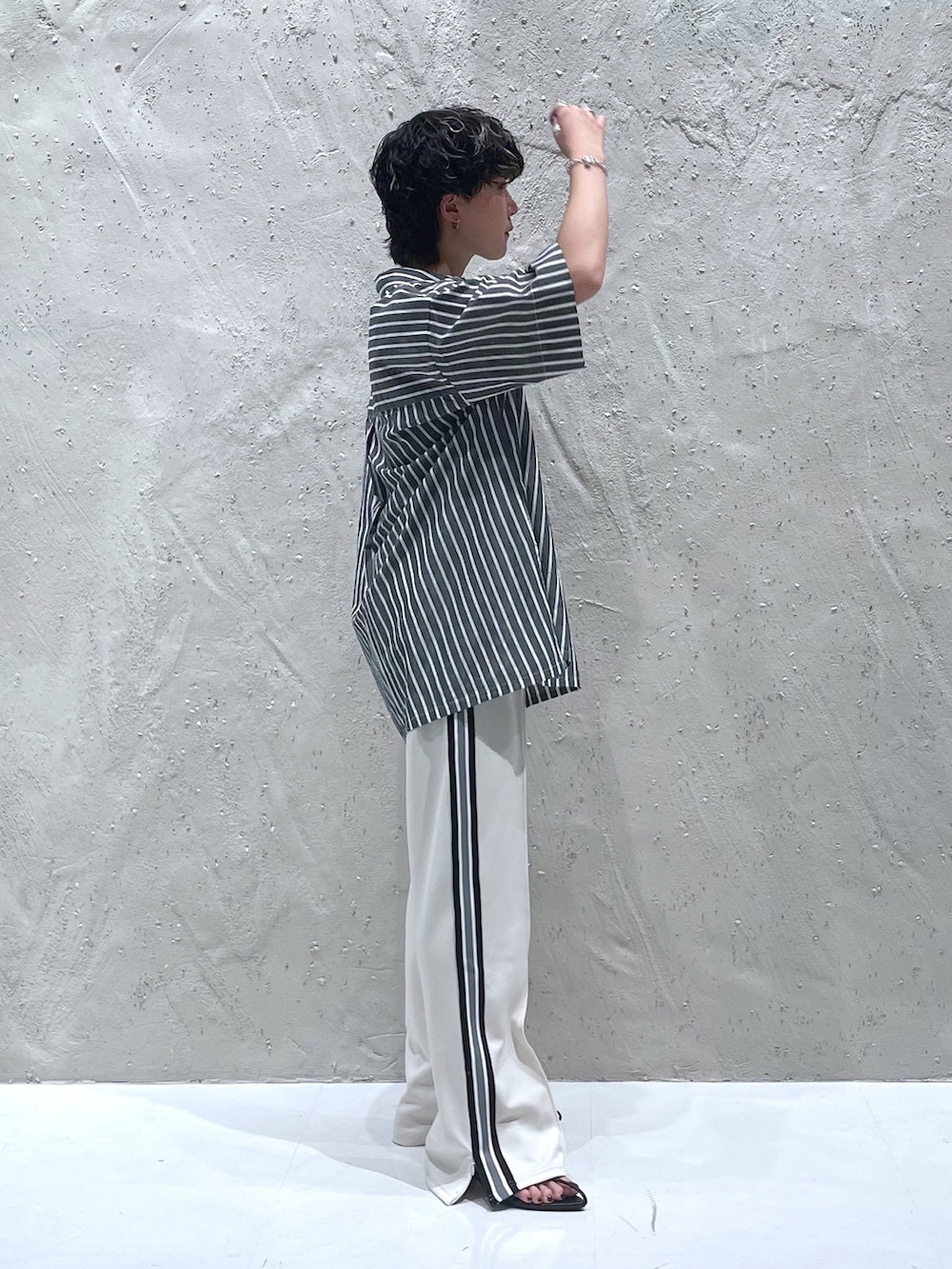 ブラック系のシャツ/ブラウス、ホワイト系のその他パンツ、ブラック系のサンダルを着用したレディースの夏コーディネートの2枚目の写真