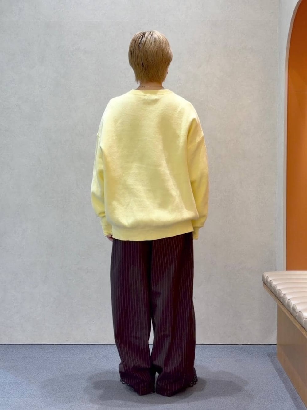 ブラウン系のその他パンツ、イエロー系のニット/セーターを着用したレディースの春コーディネートの3枚目の写真