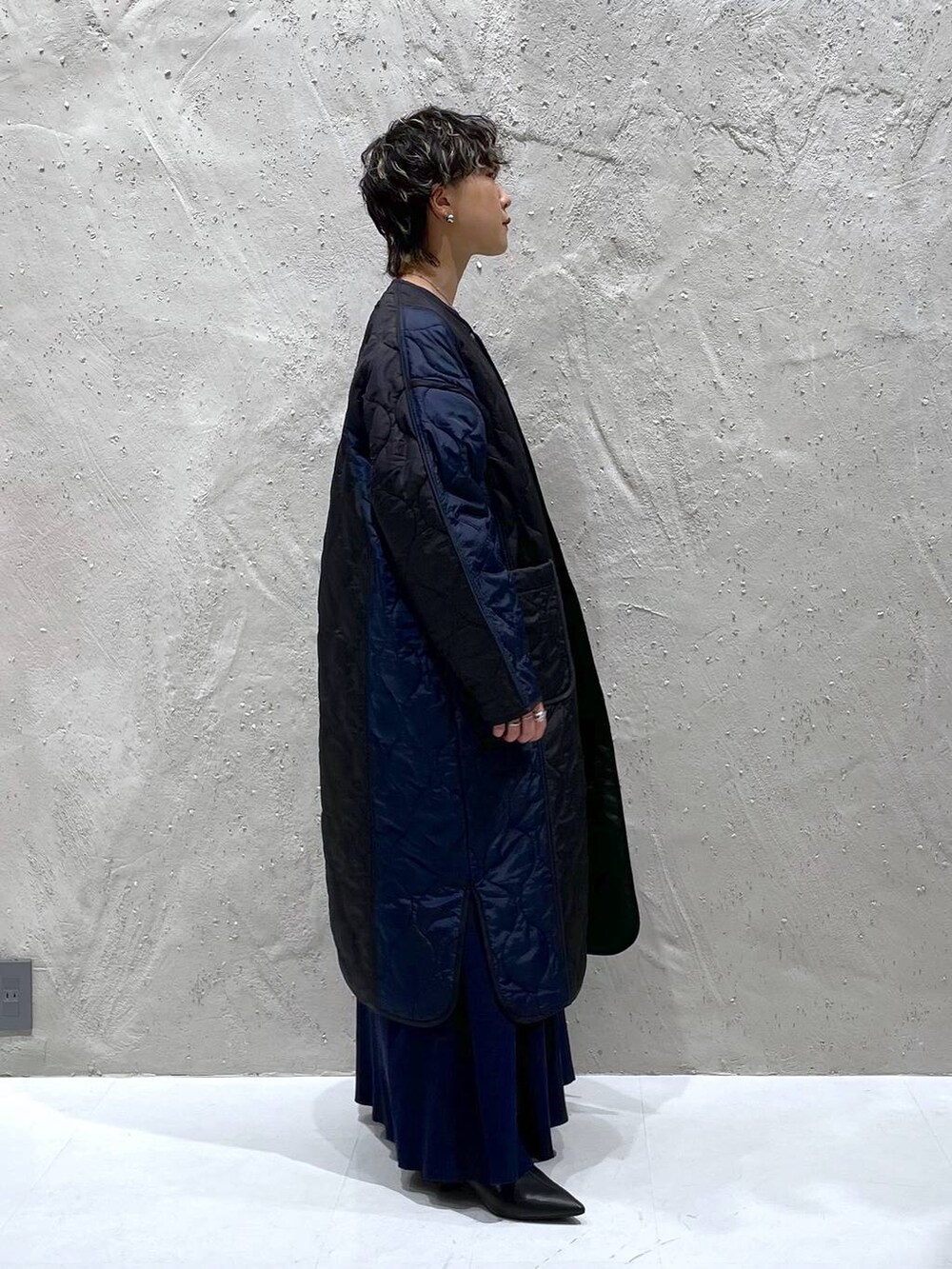 ブラック系のブーツ、ブルー系のワンピース、ブルー系のナイロンジャケットを着用したレディースの秋コーディネートの4枚目の写真