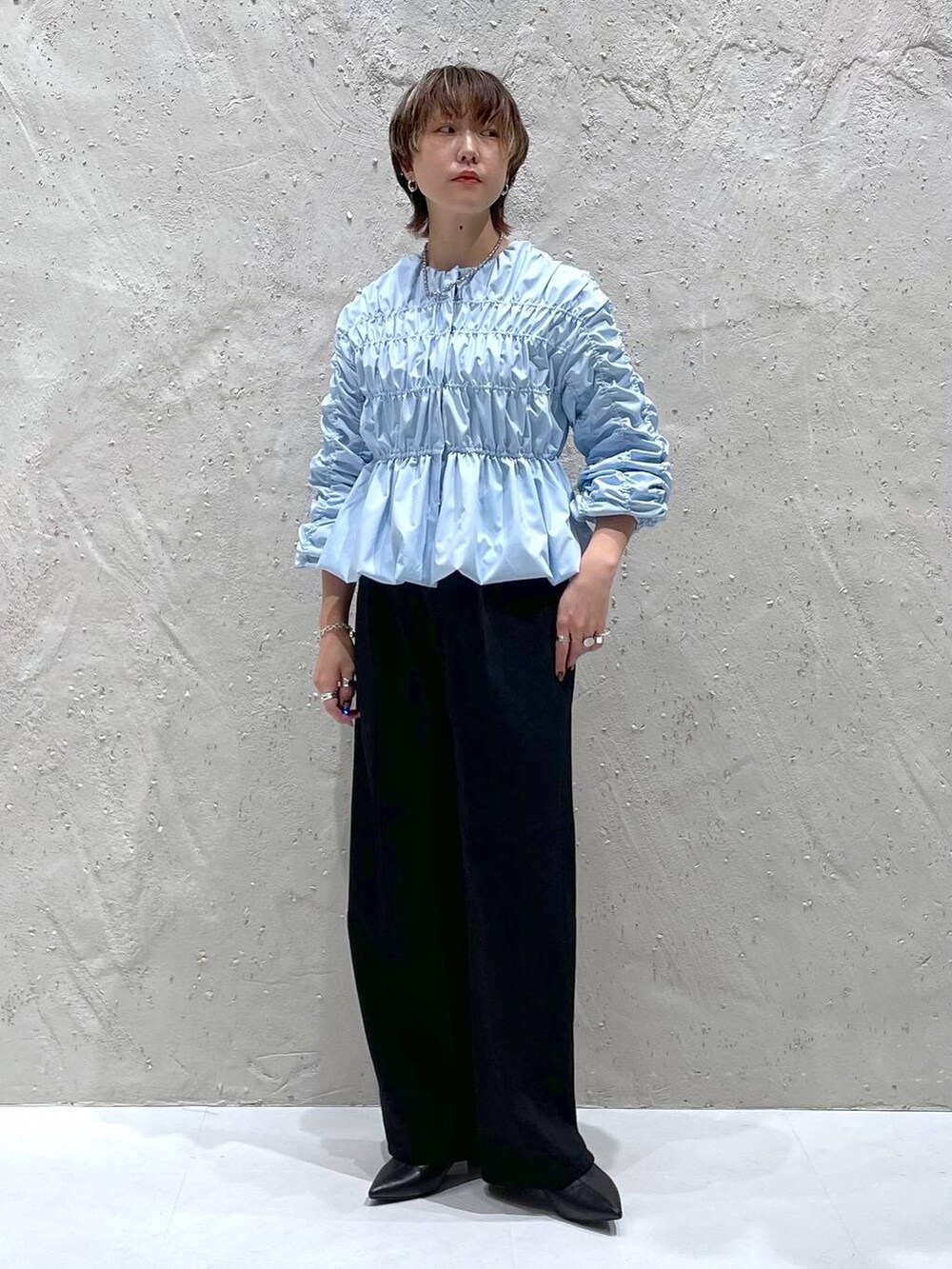 ブラック系のブーツ、ブラック系のデニムパンツ、ブルー系のシャツ/ブラウスを着用したレディースの秋コーディネートの4枚目の写真