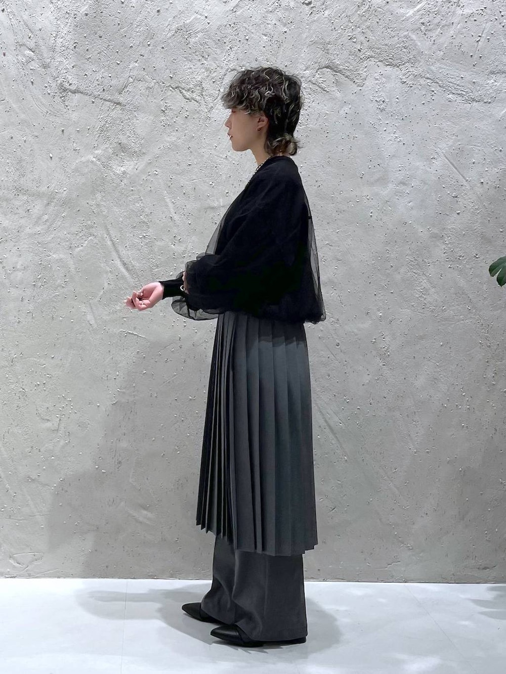 グレー系のその他パンツ、ブラック系のブーツ、ブラック系のTシャツ/カットソーを着用したレディースの冬コーディネートの4枚目の写真