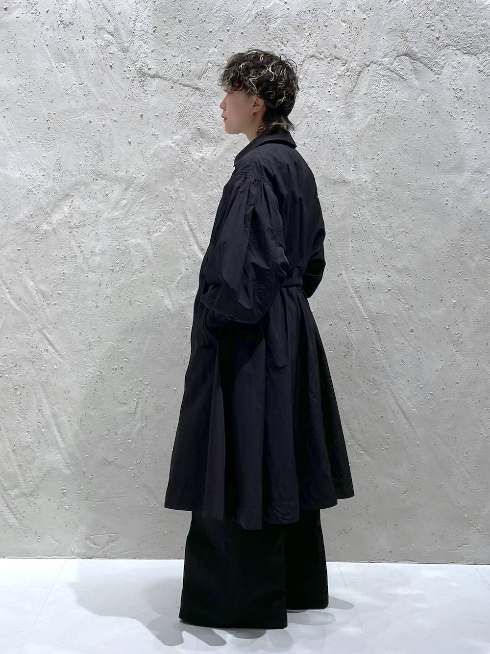 ブラック系のブルゾン、ブラック系のブーツ、ブルー系のTシャツ/カットソーを着用したレディースの冬コーディネートの2枚目の写真