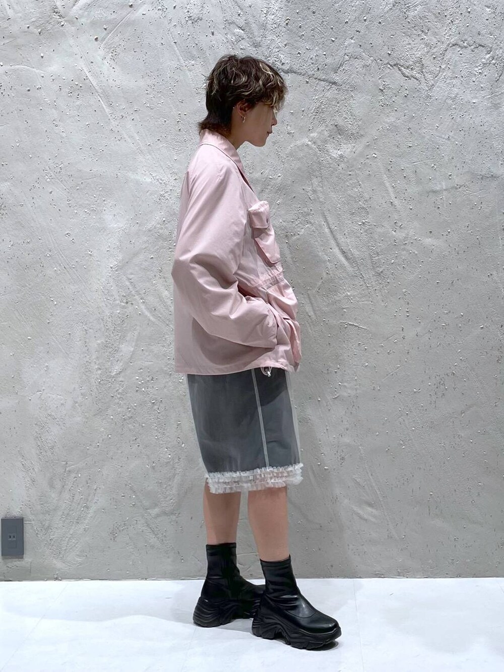 ピンク系のブルゾン、グレー系のその他パンツ、ホワイト系のその他パンツを着用したレディースの秋コーディネートの2枚目の写真