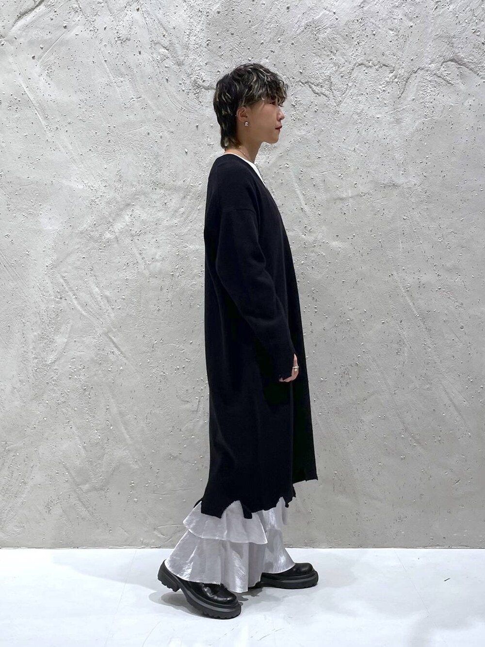 ホワイト系のTシャツ/カットソー、ブラック系のワンピース、シルバー系のその他パンツを着用したレディースの秋コーディネートの4枚目の写真