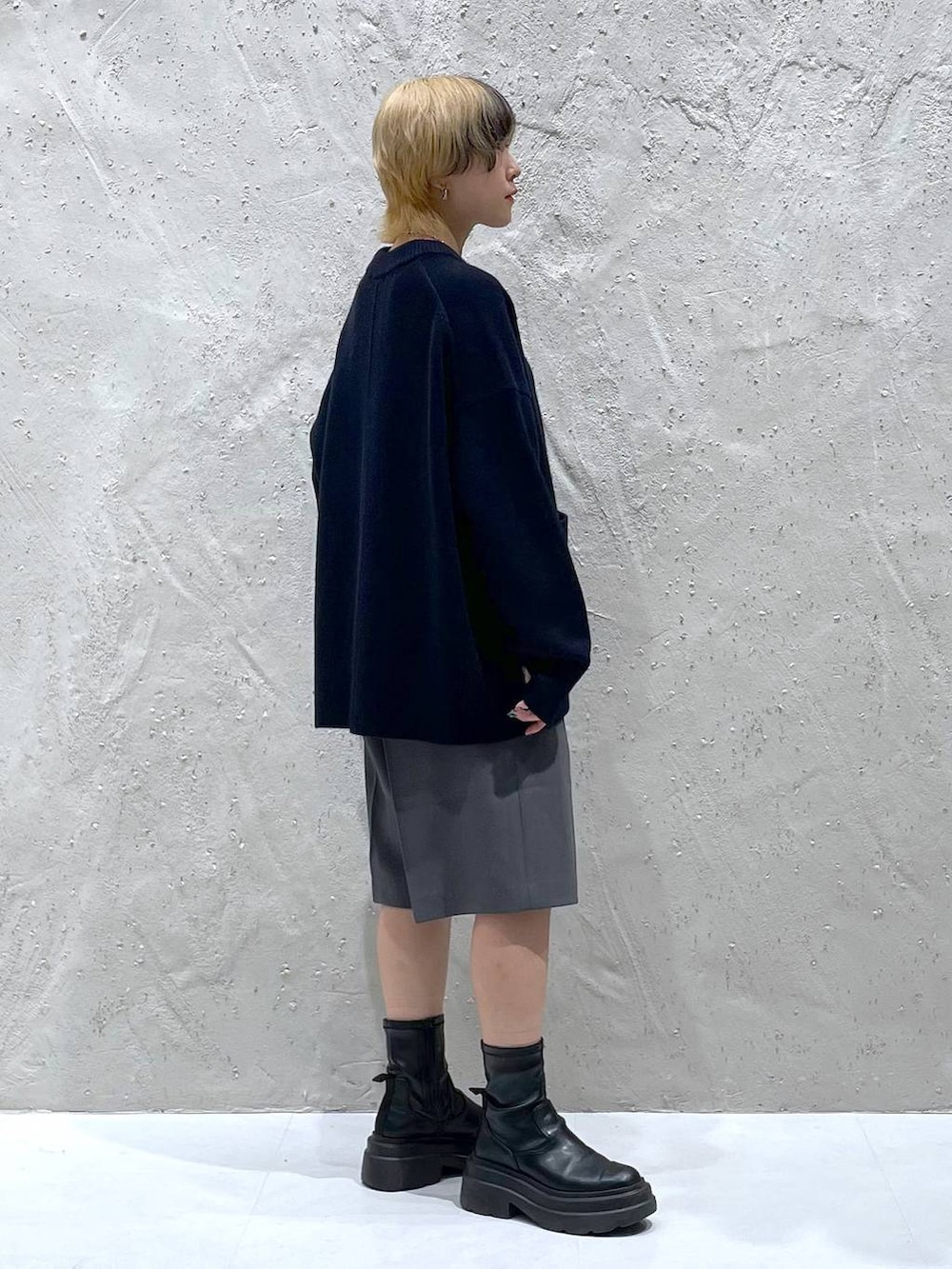 ブルー系のニット/セーター、グレー系のその他パンツを着用したレディースの秋コーディネートの4枚目の写真