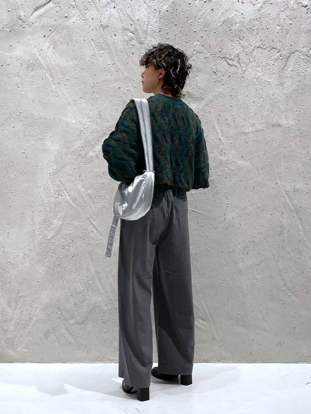 グレー系のショルダーバッグ、ブラック系のパンプス、グレー系のその他パンツを着用したレディースの秋コーディネートの3枚目の写真