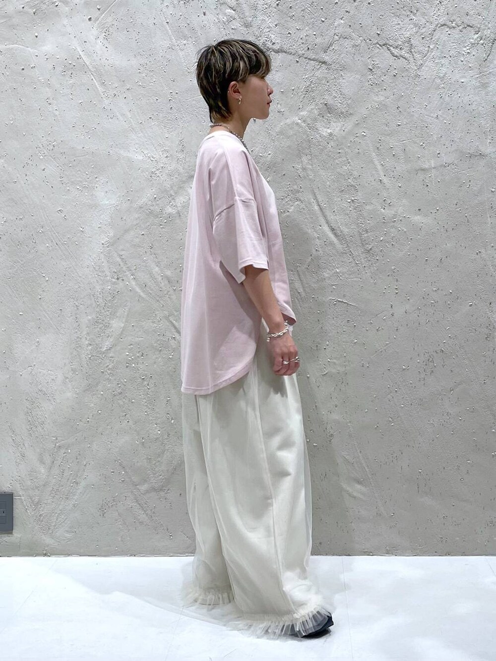 ベージュ系のその他パンツ、ピンク系のTシャツ/カットソー、ホワイト系のその他パンツを着用したレディースの春コーディネートの2枚目の写真