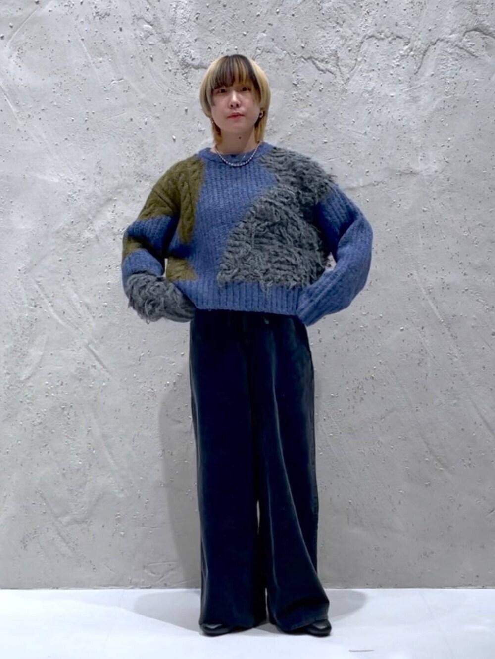 ブラック系のブーツ、ブルー系のニット/セーター、イエロー系のショルダーバッグを着用したレディースの秋コーディネートの5枚目の写真