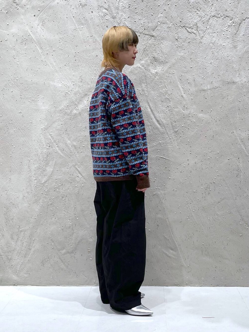 シルバー系のブーツ、ブラック系のその他パンツ、ブラウン系のニット/セーターを着用したレディースの秋コーディネートの4枚目の写真