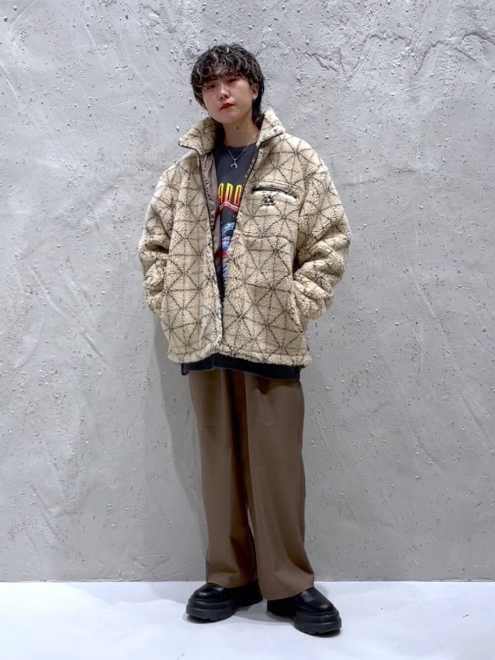 ブラック系のブーツ、ブラウン系のその他パンツ、ベージュ系のブルゾンを着用したレディースの秋コーディネートの5枚目の写真