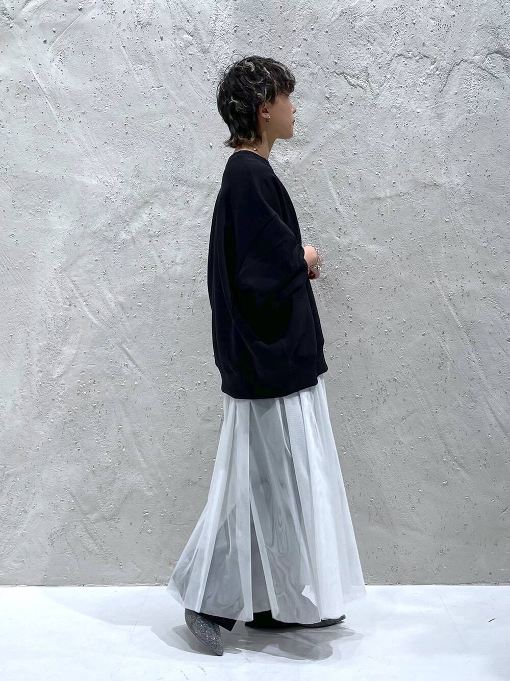 ホワイト系のワンピース、シルバー系のブーツ、ブラック系のその他パンツを着用したレディースの秋コーディネートの2枚目の写真