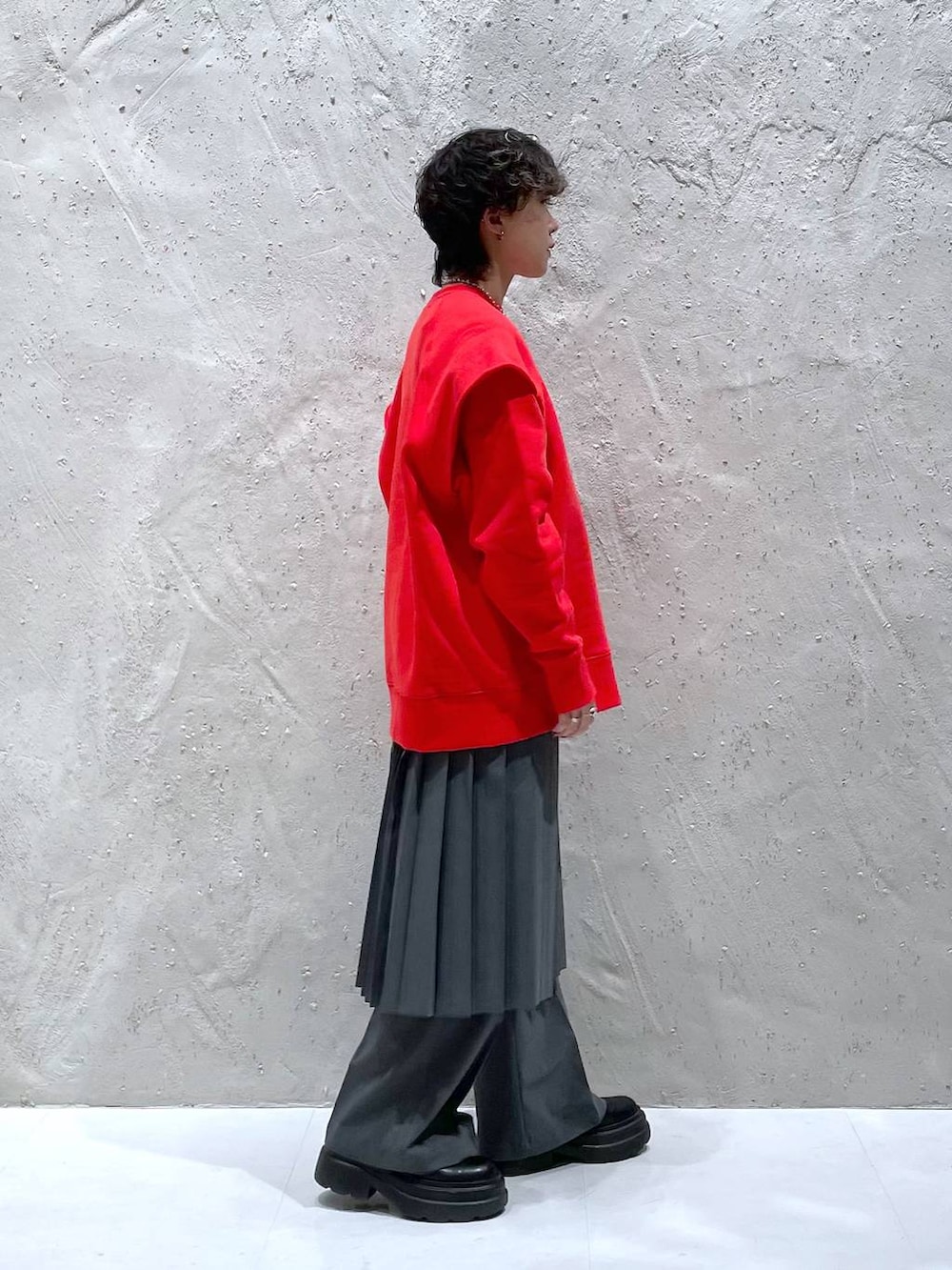 グレー系のその他パンツ、ブラック系のブーツ、レッド系のスウェットを着用したレディースの冬コーディネートの4枚目の写真