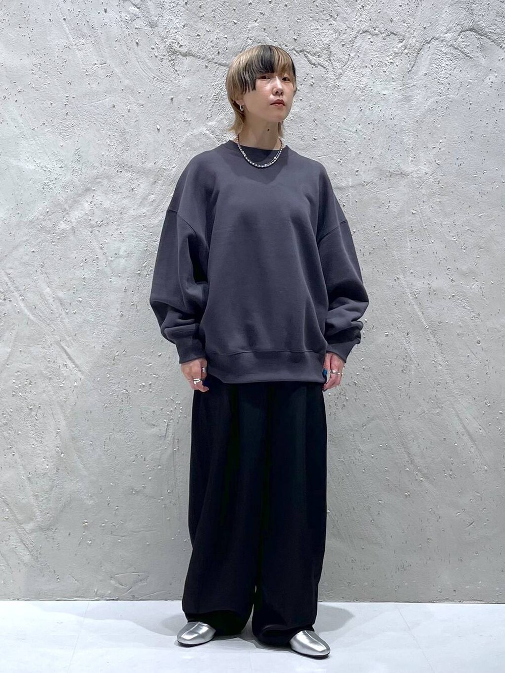 シルバー系のブーツ、ブラック系のその他パンツ、グレー系のスウェットを着用したレディースの秋コーディネートの5枚目の写真