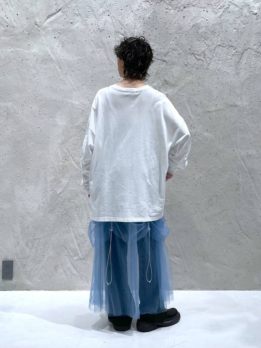 ブラック系のその他シューズ、ブラック系のその他パンツ、ブルー系のスカートを着用したレディースの秋コーディネートの3枚目の写真