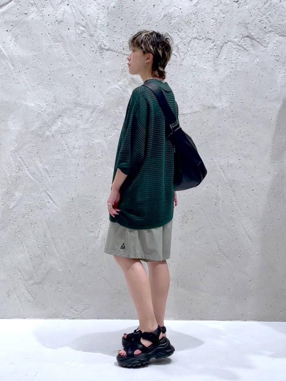 ブラック系のサンダル、グレー系のその他パンツ、ブラック系のショルダーバッグを着用したレディースの夏コーディネートの2枚目の写真