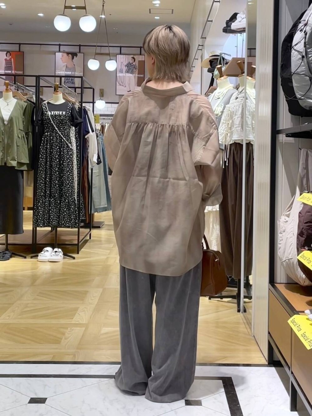 その他のシャツ/ブラウス、ブラウン系のサンダル、ブラウン系のショルダーバッグを着用したレディースの夏コーディネートの3枚目の写真