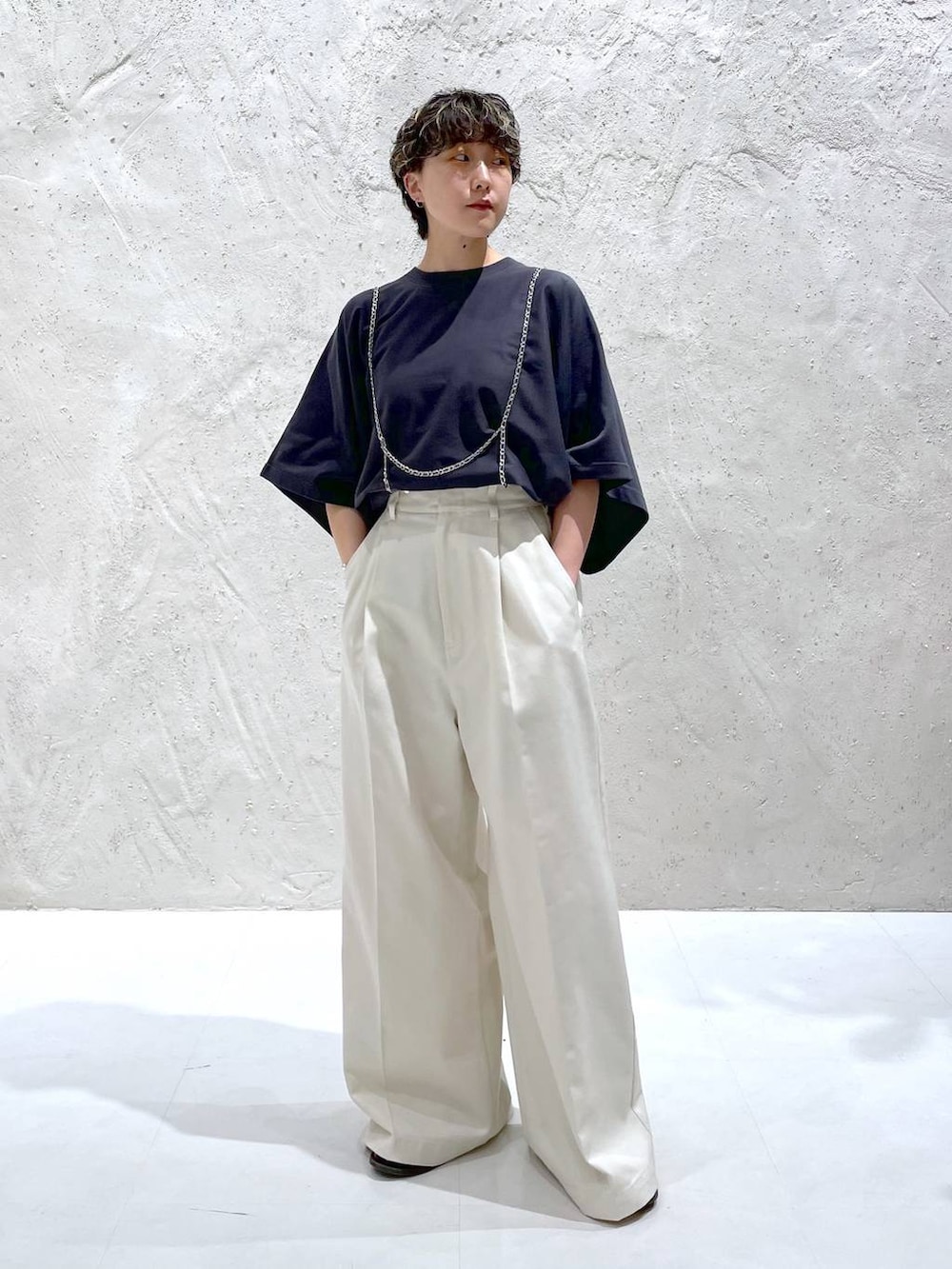 シルバー系のその他トップス、ベージュ系のその他パンツ、グレー系のTシャツ/カットソーを着用したレディースの春コーディネートの5枚目の写真