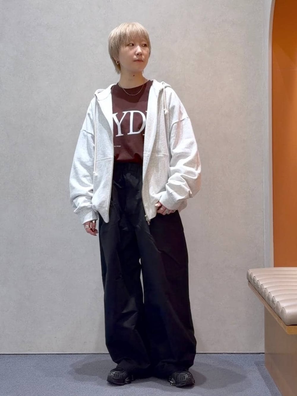 グレー系のパーカー、ブラック系のデニムパンツ、ブラウン系のTシャツ/カットソーを着用したメンズの春コーディネートの4枚目の写真