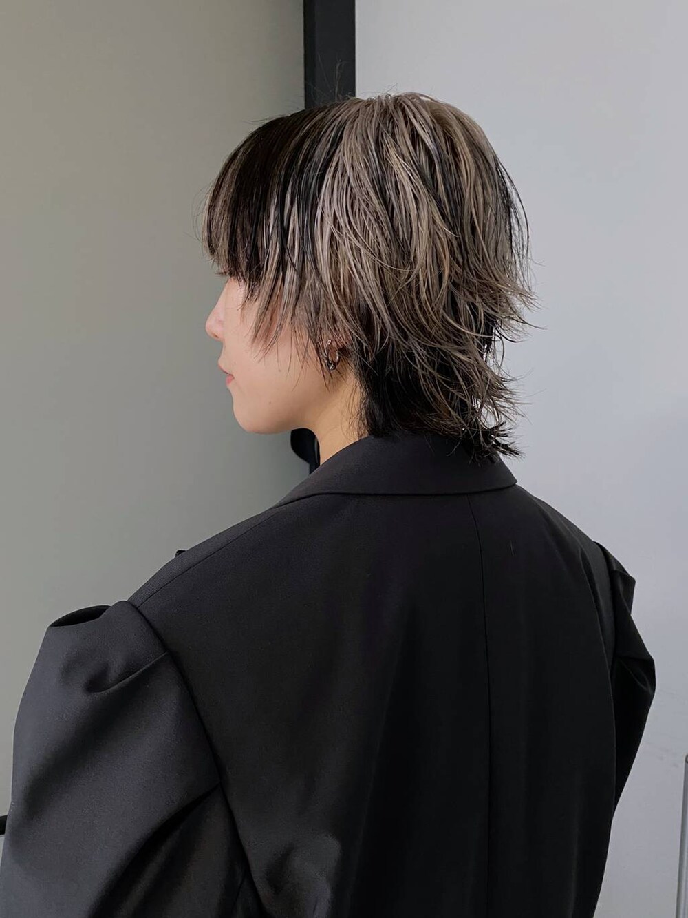 グレー系のテーラードジャケットを着用したレディースの春コーディネートの2枚目の写真