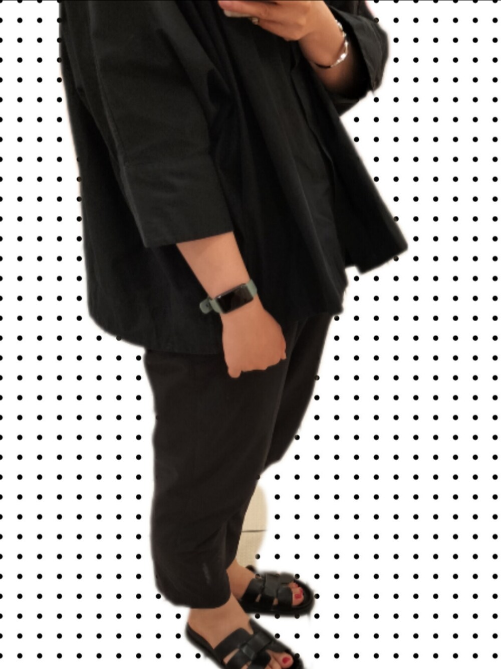 ブラック系のシャツ/ブラウス、グレー系のパンツ、シルバー系のショルダーバッグを着用したレディースの夏コーディネートの2枚目の写真