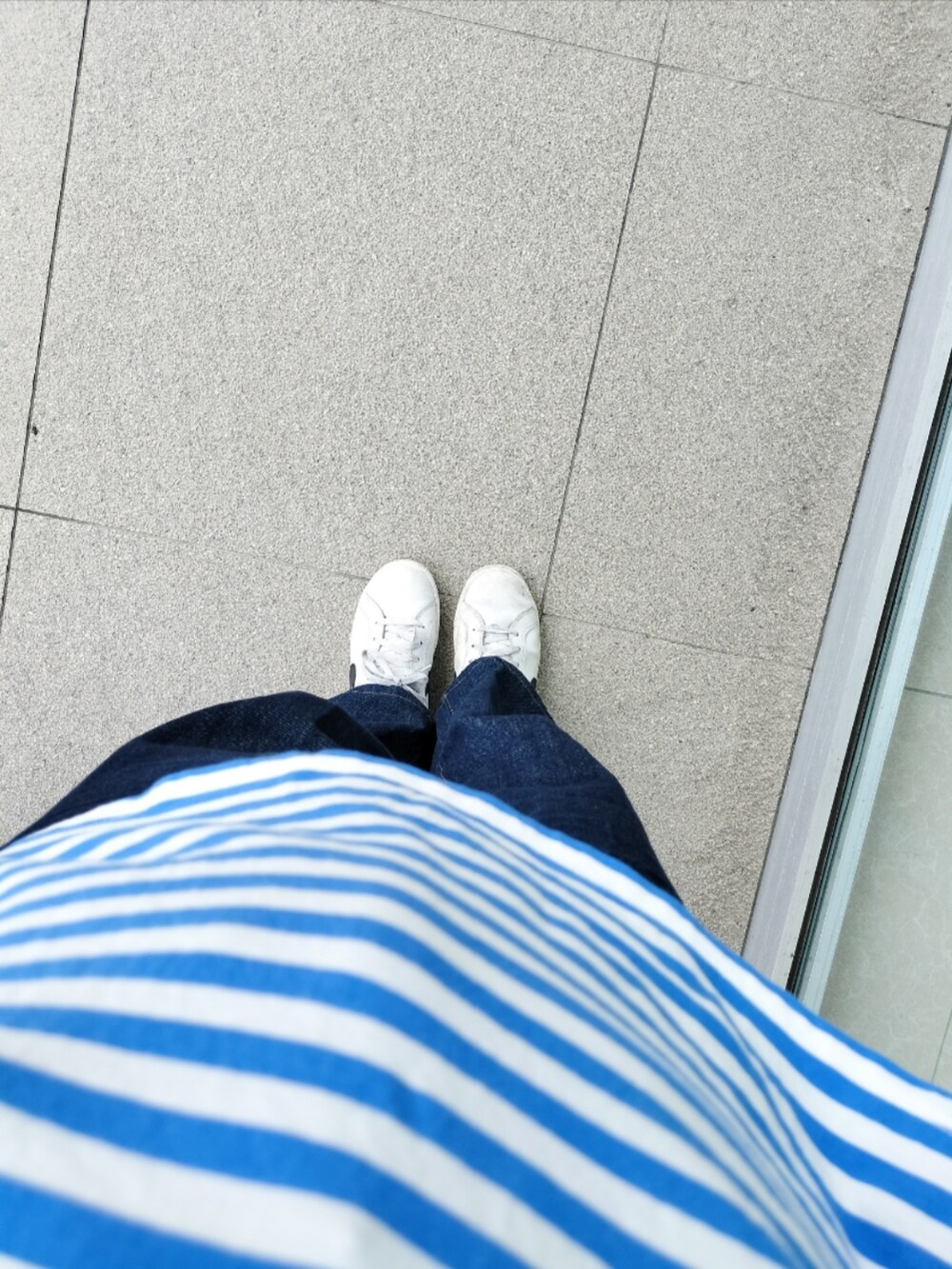 ブルー系のTシャツ/カットソー、ブルー系のデニムパンツを着用したレディースの春コーディネートの2枚目の写真