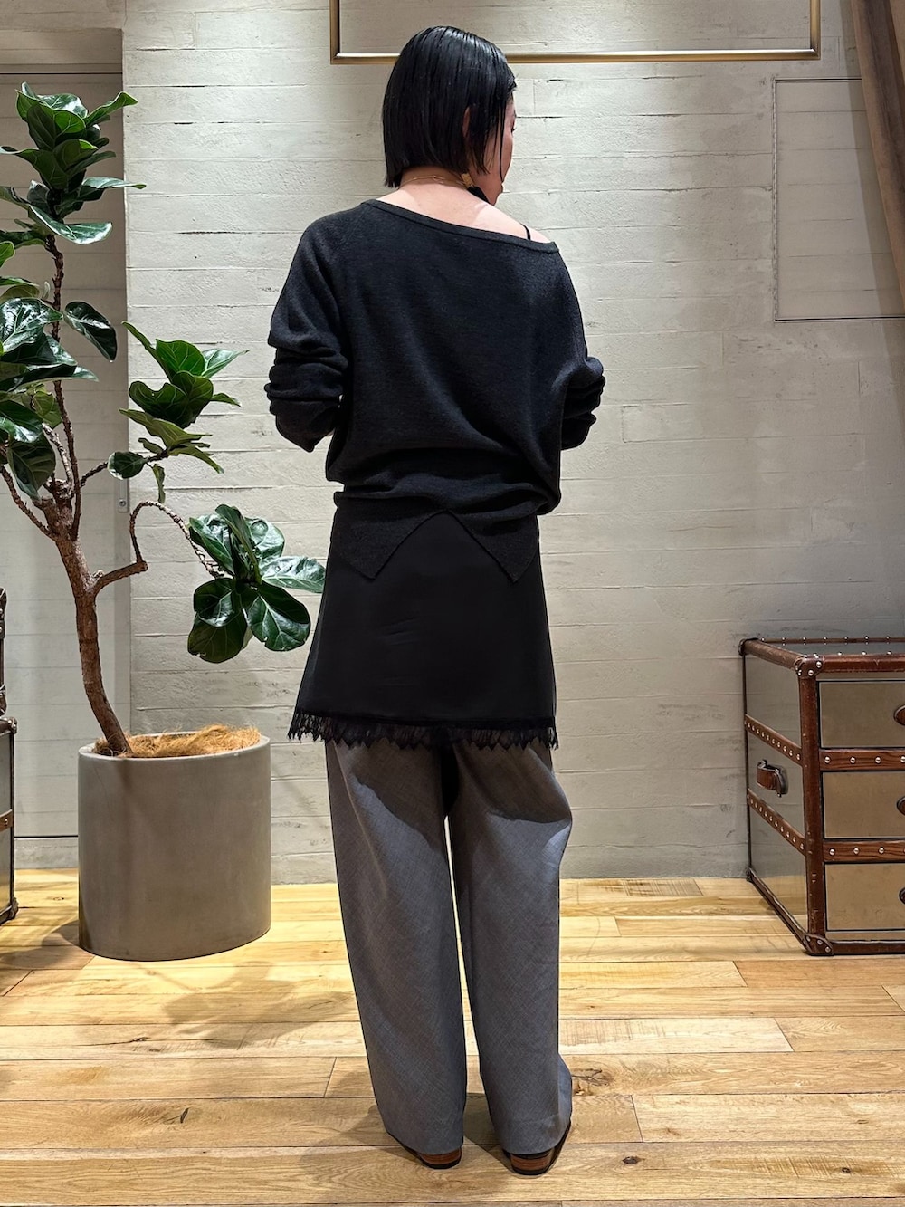 グレー系のその他パンツ、グレー系のニット/セーター、ブラック系のストール/ショールを着用したレディースの冬コーディネートの3枚目の写真