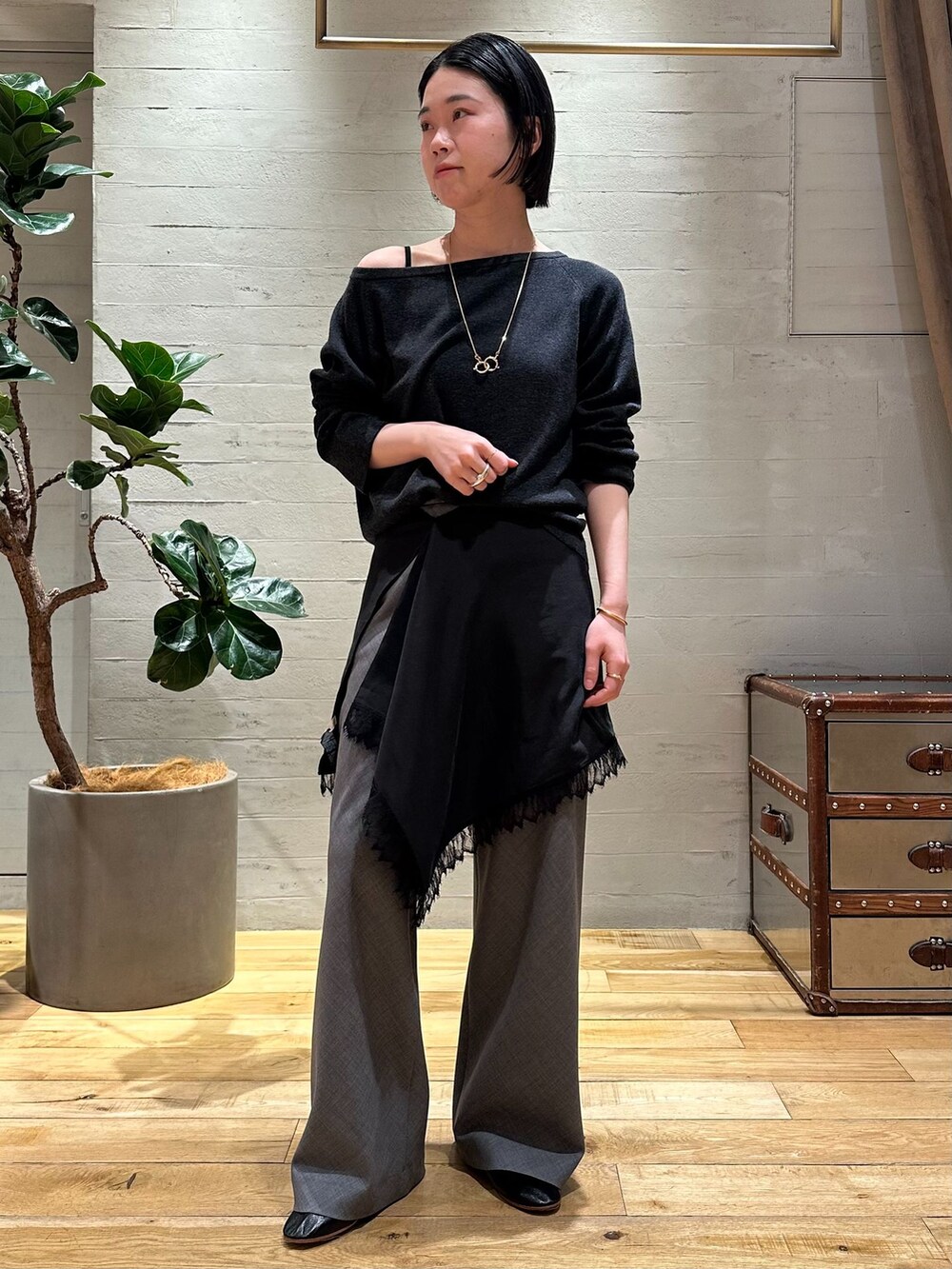 グレー系のその他パンツ、グレー系のニット/セーター、ブラック系のストール/ショールを着用したレディースの冬コーディネートの2枚目の写真