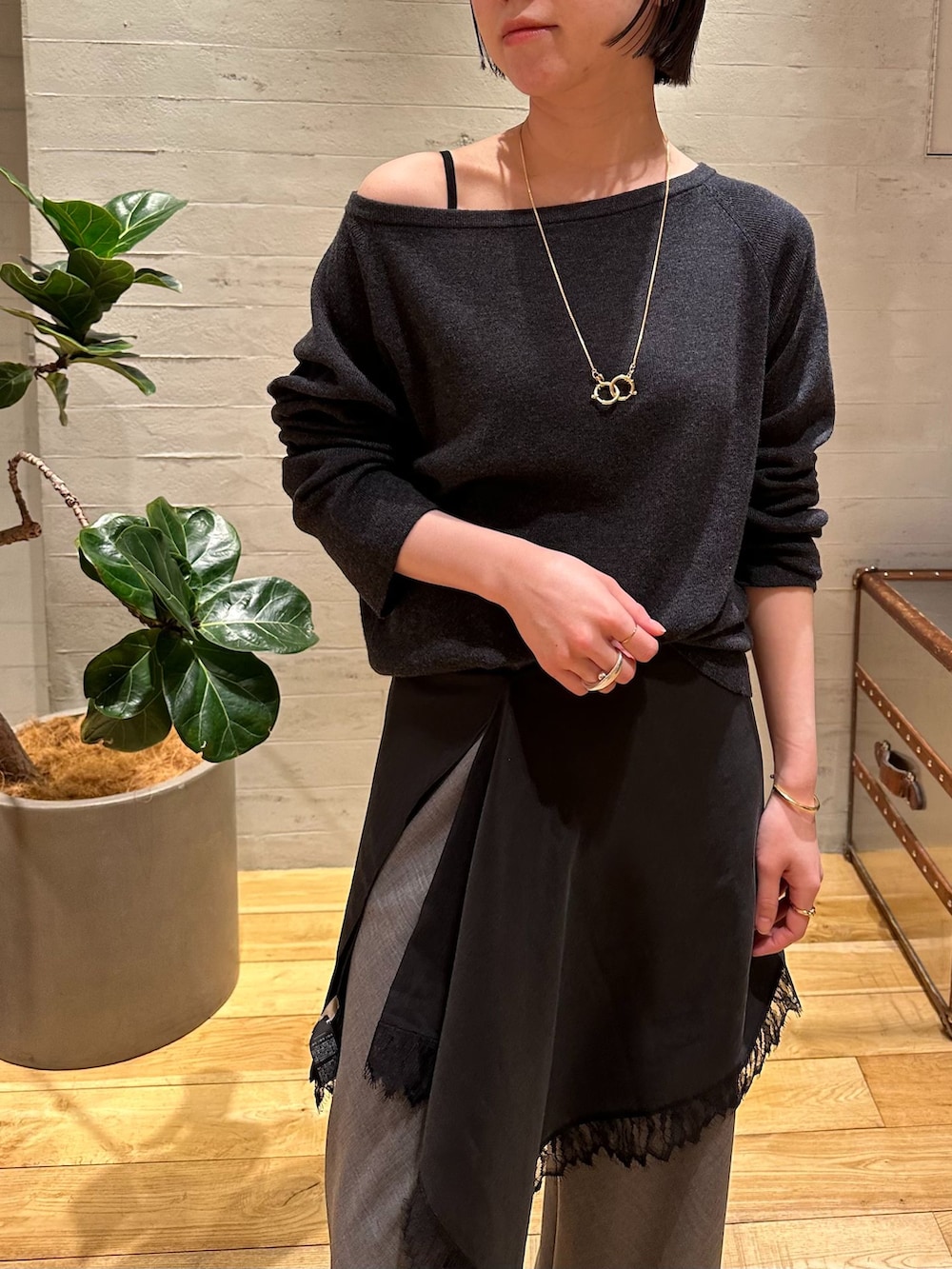 グレー系のその他パンツ、グレー系のニット/セーター、ブラック系のストール/ショールを着用したレディースの冬コーディネートの4枚目の写真