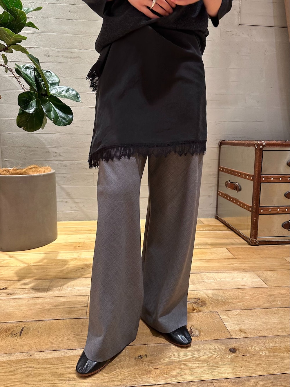 グレー系のその他パンツ、グレー系のニット/セーター、ブラック系のストール/ショールを着用したレディースの冬コーディネートの5枚目の写真