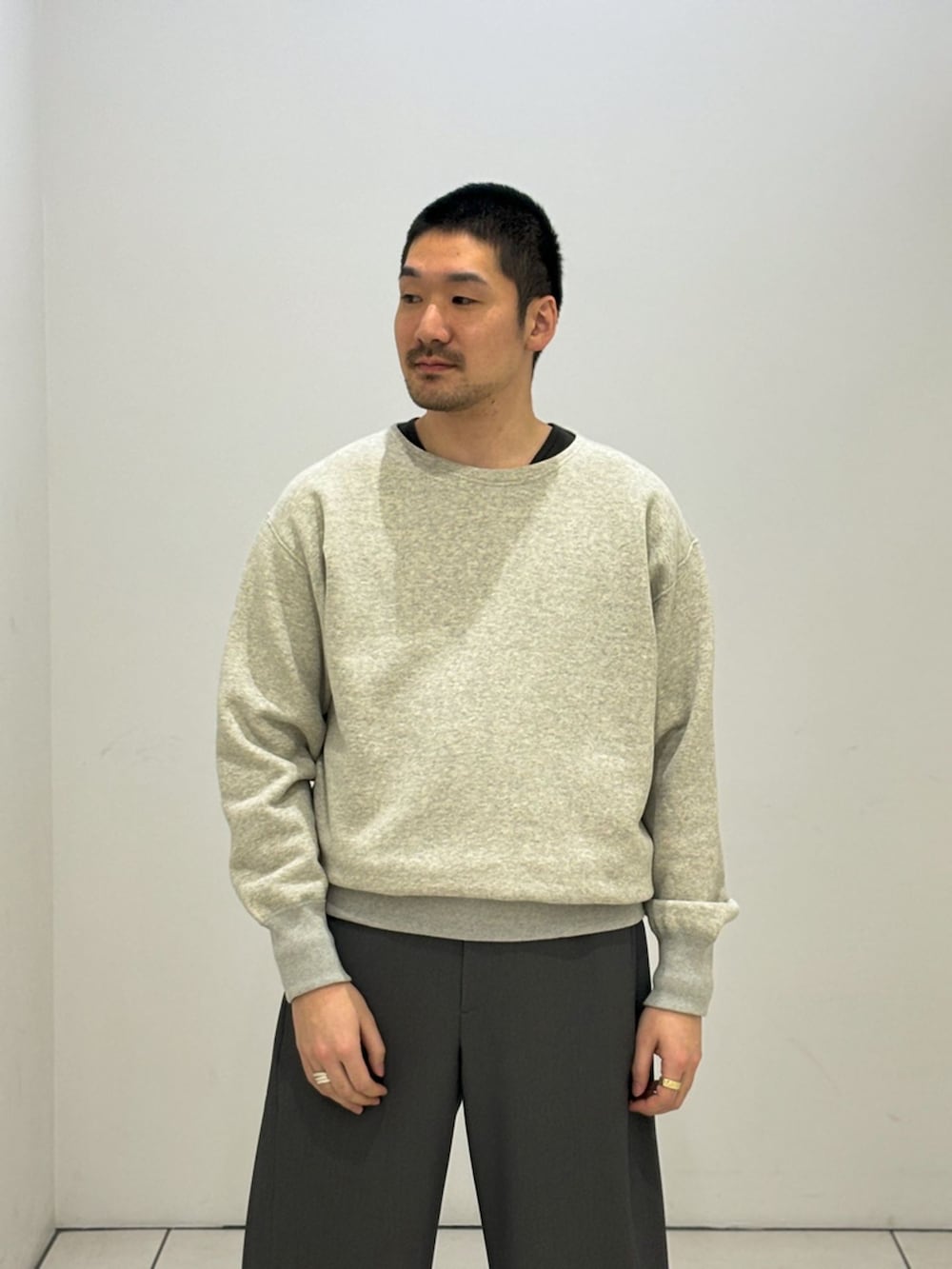 ホワイト系のその他アウター、グレー系のスラックス、グレー系のスウェットを着用したメンズの春コーディネートの3枚目の写真