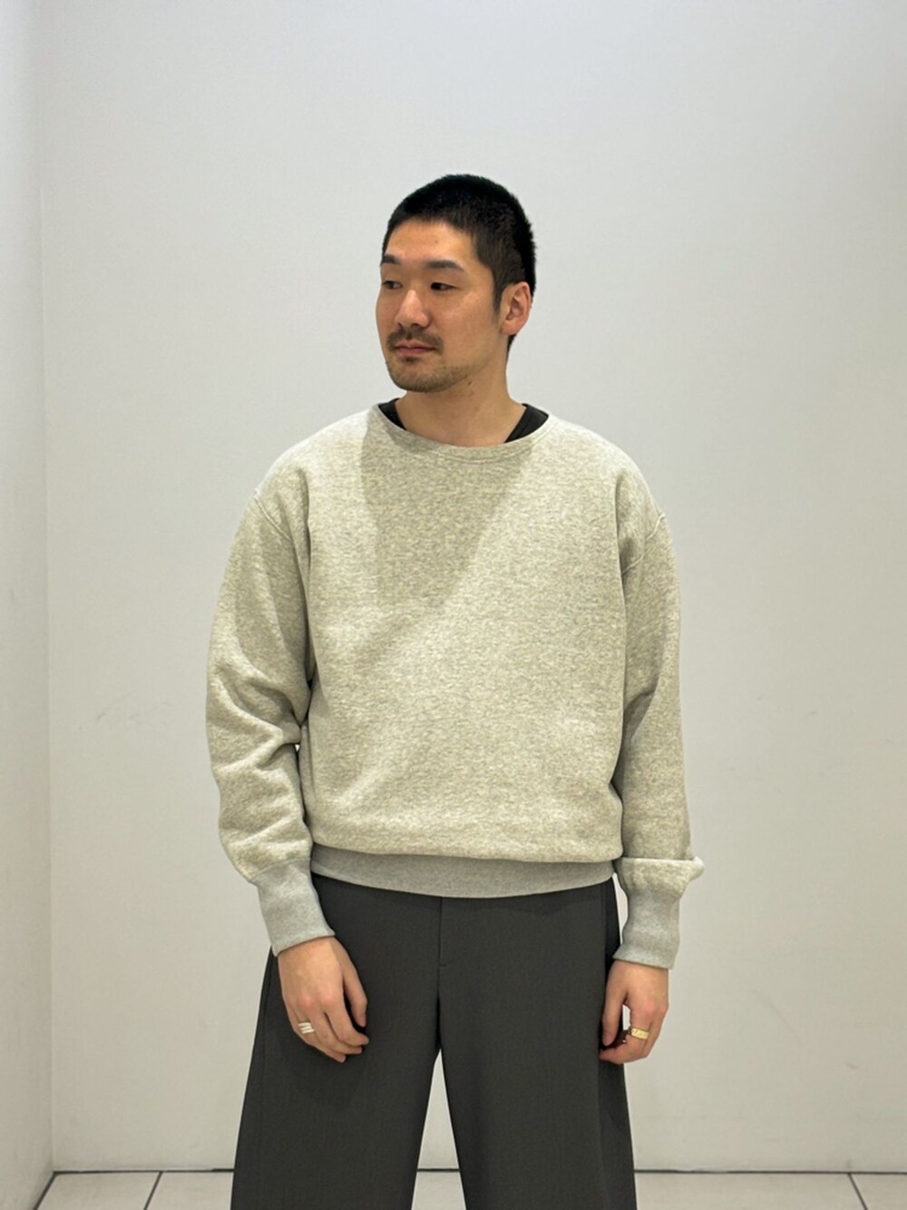 ホワイト系のその他アウター、グレー系のスラックス、グレー系のスウェットを着用したメンズの春コーディネートの3枚目の写真